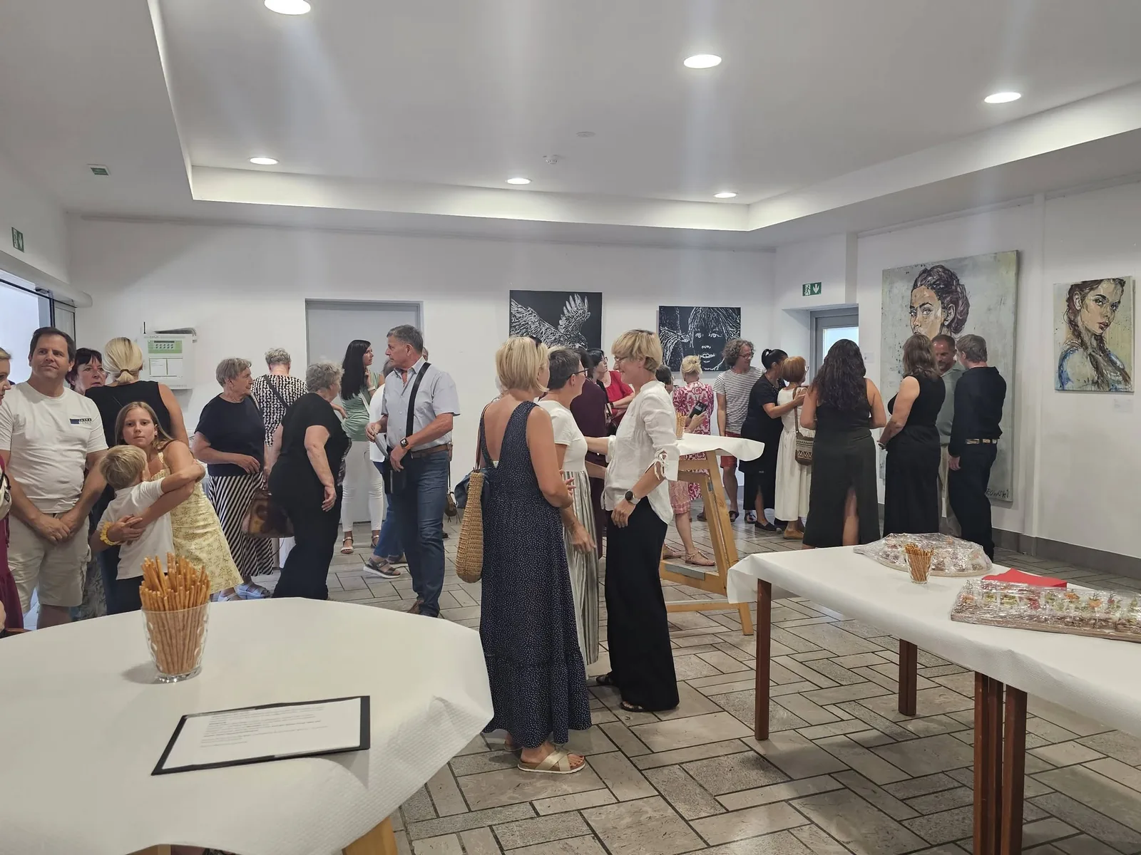 Vernissage ANIMA im Kulturzentrum Črna na Koroškem — Gäste vor den Werken